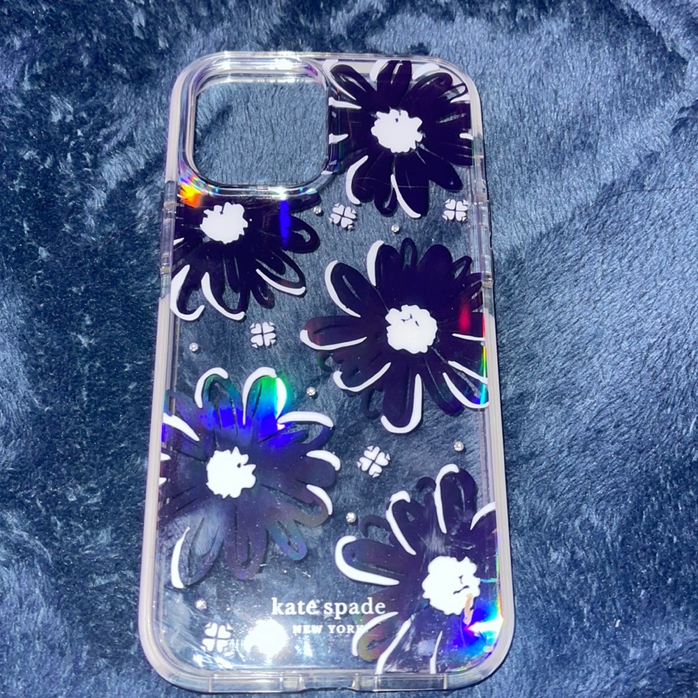 I’m selling a kate spade iphone 12 pro max case! it’s veryy cute